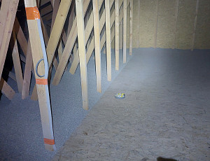 Zateplení stropu rodinného domu pomocí foukané izolace